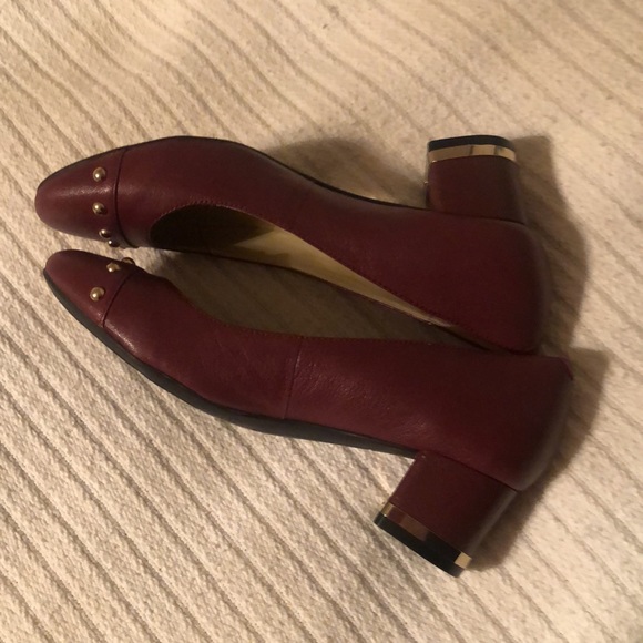 Woman’s Isaac Mizrahi burgundy fall beaded heeled shoes - Picture 7 of 14